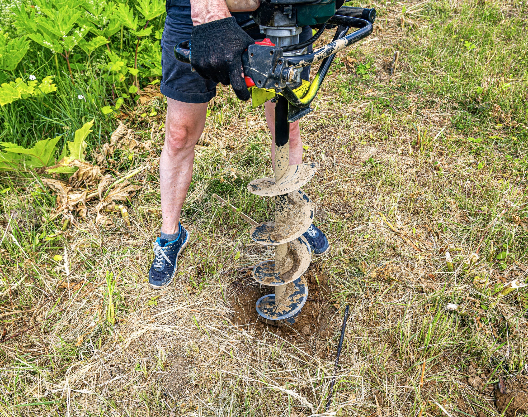 Erdbohrer richtig benutzen: Löcher für Pflanzen und mehr im Garten bohren