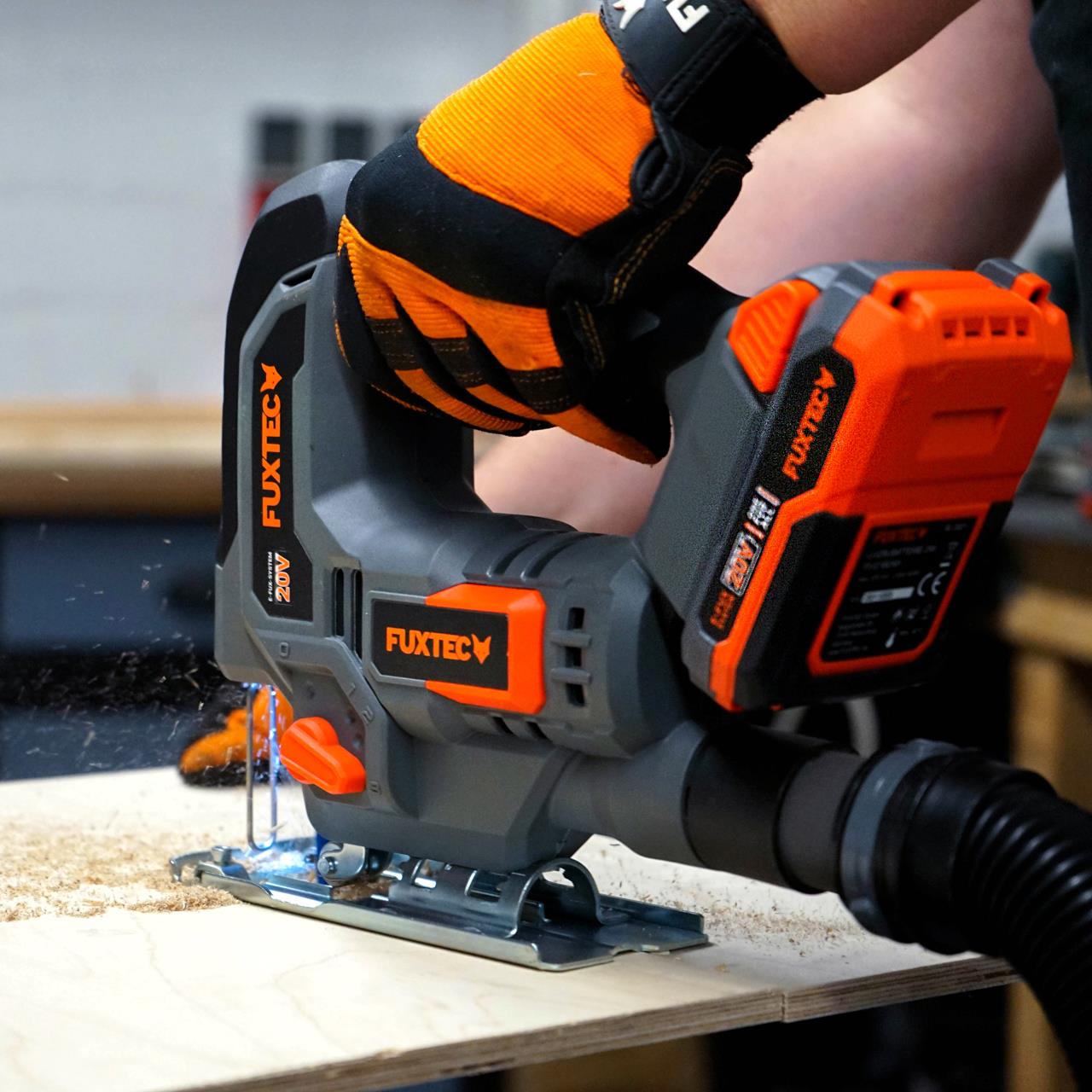 FUXTEC 20V accu decoupeerzaag FX-E1JS20 SET met 1 x accu 2Ah, 1 x lader 1A