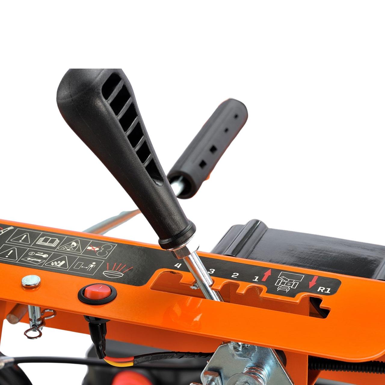 De FUXTEC sneeuwfrees FX-SF2196 heeft een motorvermogen van 5,5 pk en een werkbreedte van 61 cm.